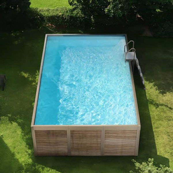 Piscina fuoriterra Laghetto Antea, monatat su un giardino, completa di scaletta per l'accesso.