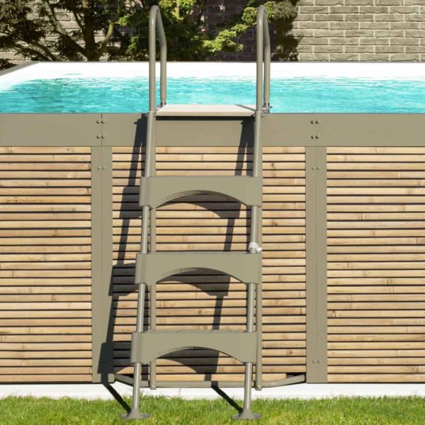 Scaletta per accesso piscina Laghetto Antea, della scaletta si vedela parte esterna, parte che è ribaltabile per una maggiore sicurezza.