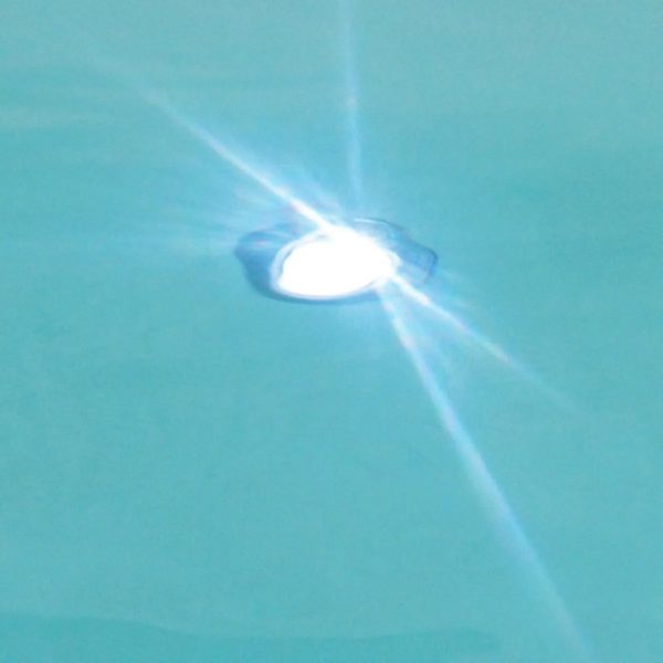 Faretto a led per illuminazione della piscina, attaccato al telod ella piscina laghetto Dolcevita.