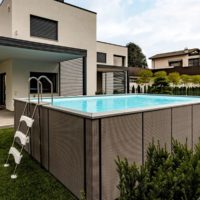 Piscina Laghetto Dolcevita Rattan colore grigio montata su giardino con scaletta di sicurezza