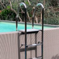 La scala "Luxury", realizzata interamente in acciaio inox AISI316 con tubolari da 43 mm di diametro. I gradini in acciaio inox sono provvisti di inserti antiscivolo in plastica per una maggiore sicurezza, mentre il balconcino superiore è realizzato in legno composito, conferendo un tocco di eleganza.