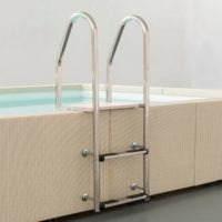 Scaletta Luxury in acciaio inox AISI316, la scaletta Luxury di Laghetto Divina con gradini antiscivolo e un elegante balconcino in legno composito, in perfetta armonia con i pannelli di rivestimento.