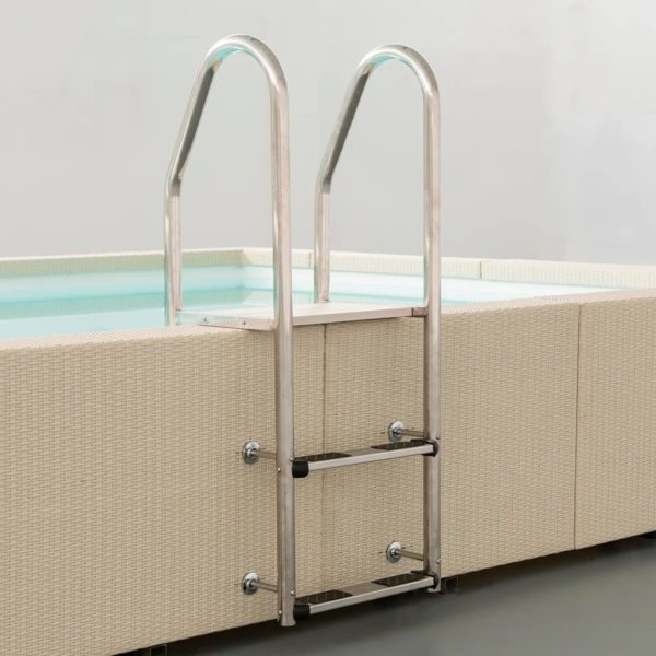 Scaletta Luxury in acciaio inox AISI316, la scaletta Luxury di Laghetto Divina con gradini antiscivolo e un elegante balconcino in legno composito, in perfetta armonia con i pannelli di rivestimento.